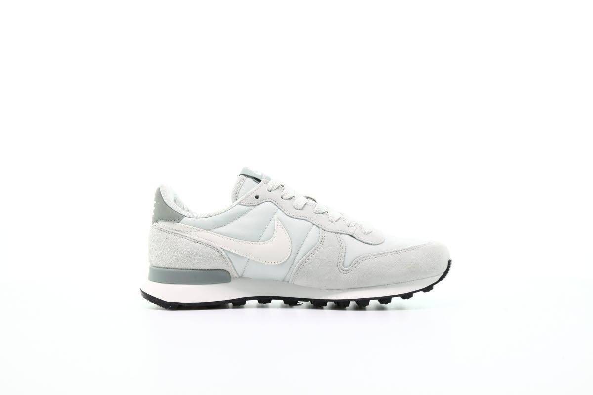 Nike internationalist light silver on sale